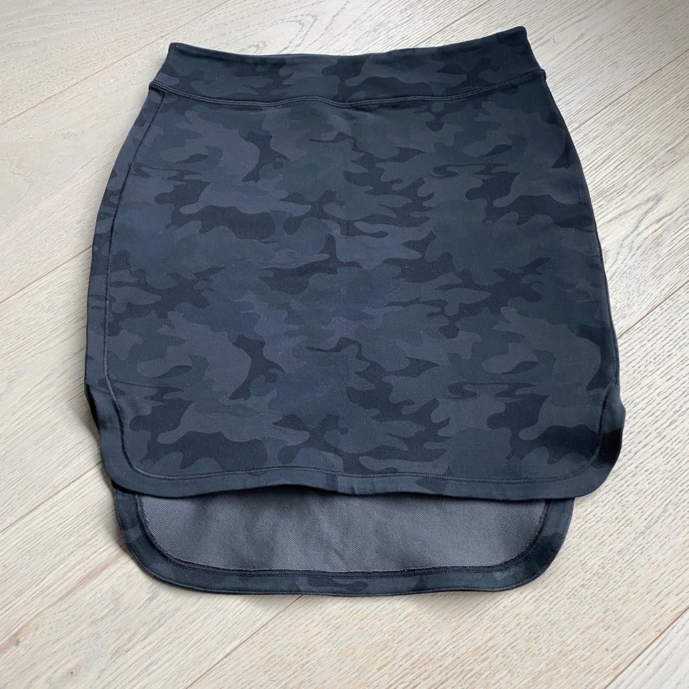 Lululemon black cameo skirt. Size 4. Never worn